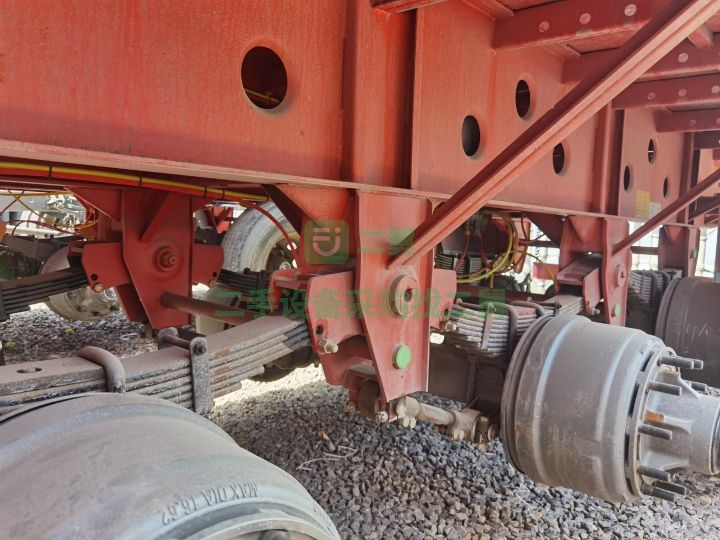 山東出售紅荷半掛車1.7米直梁對(duì)開門