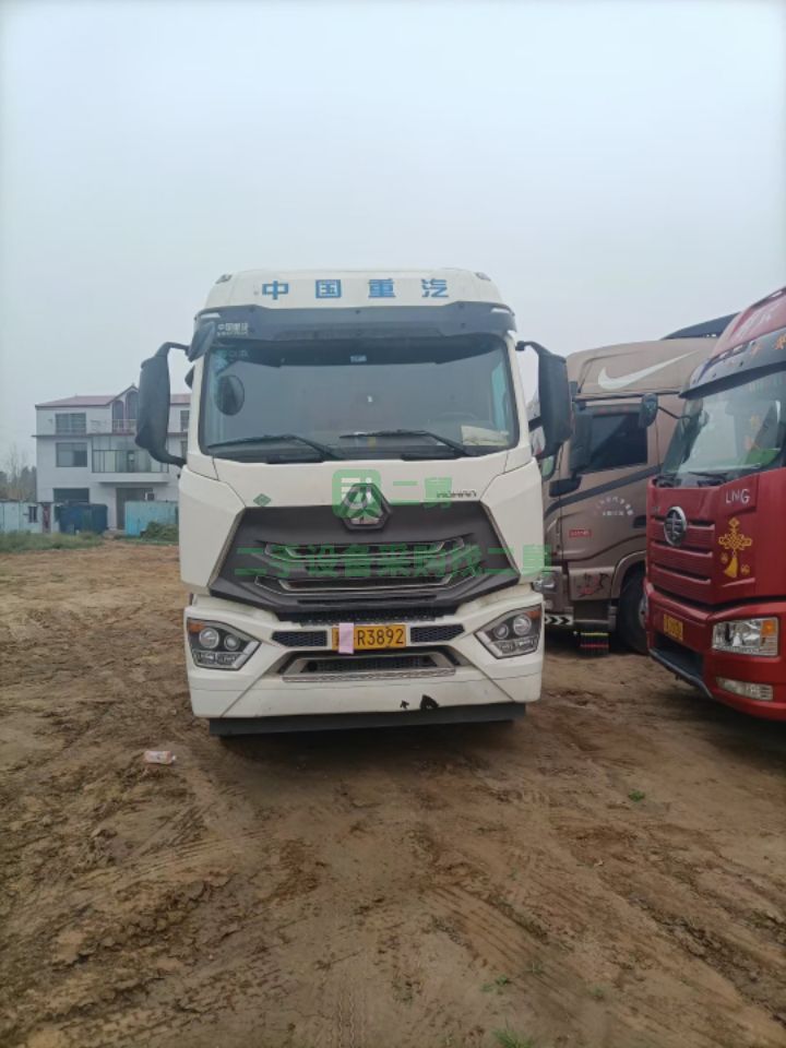 出售國(guó)六浩瀚440馬力天然汽牽引車(chē)，2臺(tái)一年兩個(gè)月全保險(xiǎn)，帶液緩