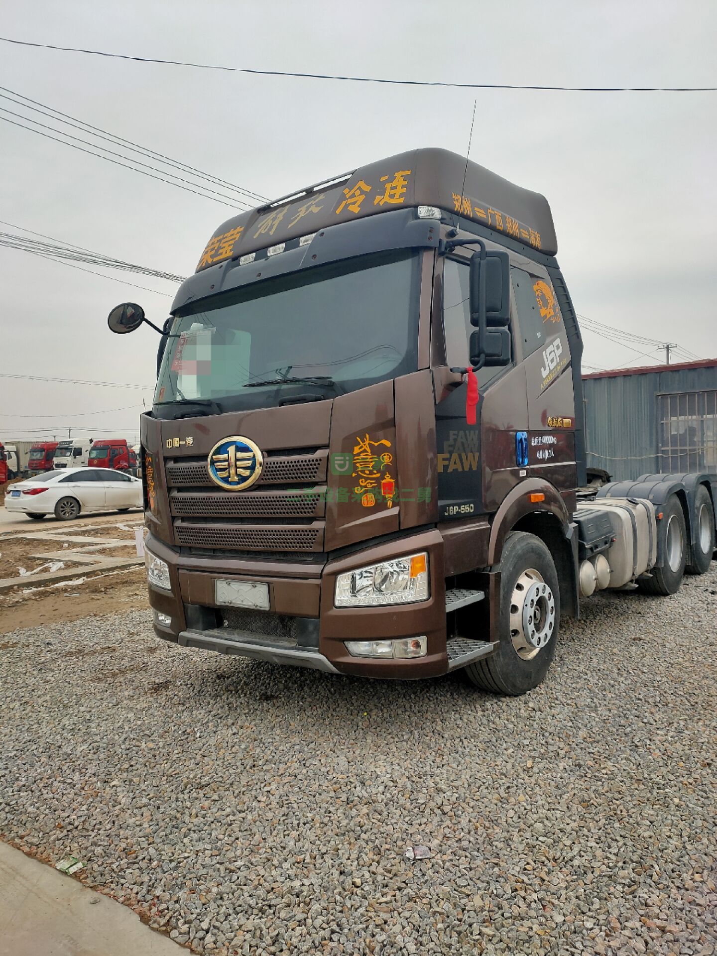 出售2019年解放j6雙驅560馬力牽引車，定做各種掛車