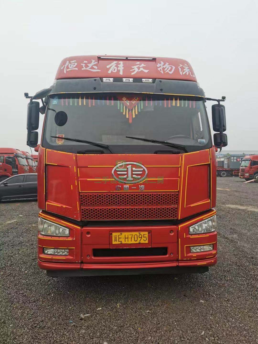 出售精品17年2月解放J6牽引車420馬力帶13米高低板掛車