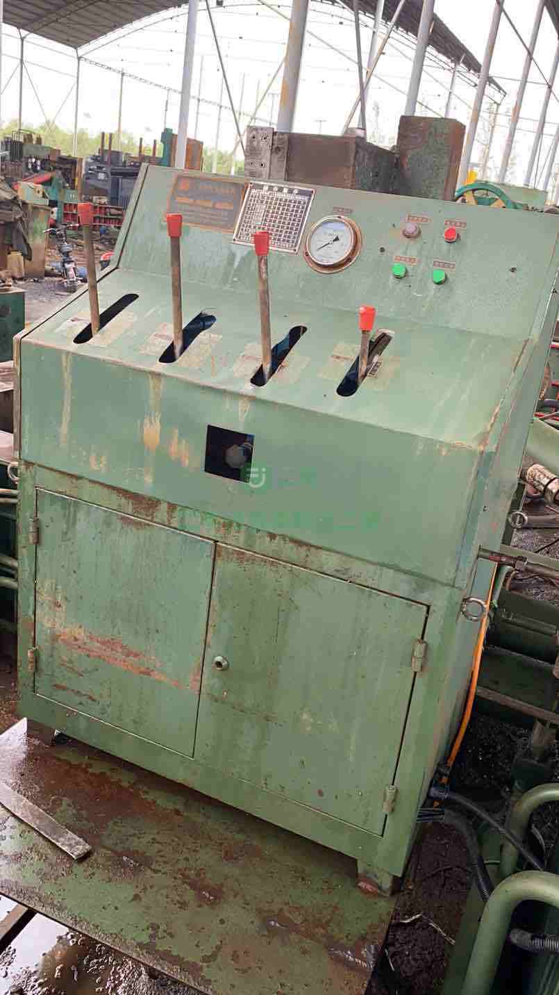 出售江陰華宏200T金屬壓塊機(jī)
