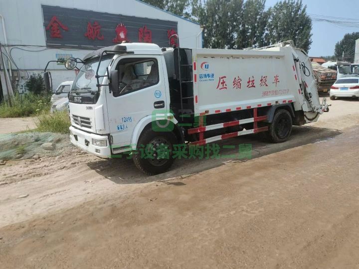 山東出售東風多利卡精品二手勾臂垃圾壓縮車