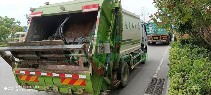 山東出售東風多利卡精品二手勾臂垃圾壓縮車