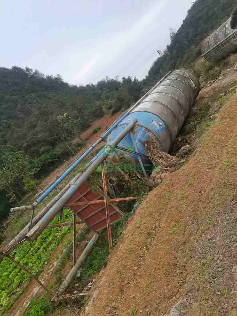 貴州出售兩個100噸水泥罐子