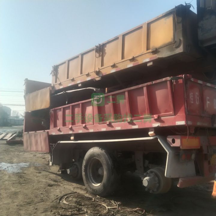 山東出售小蜜蜂后翻自卸車(chē)，20英尺集裝箱專(zhuān)用車(chē)型