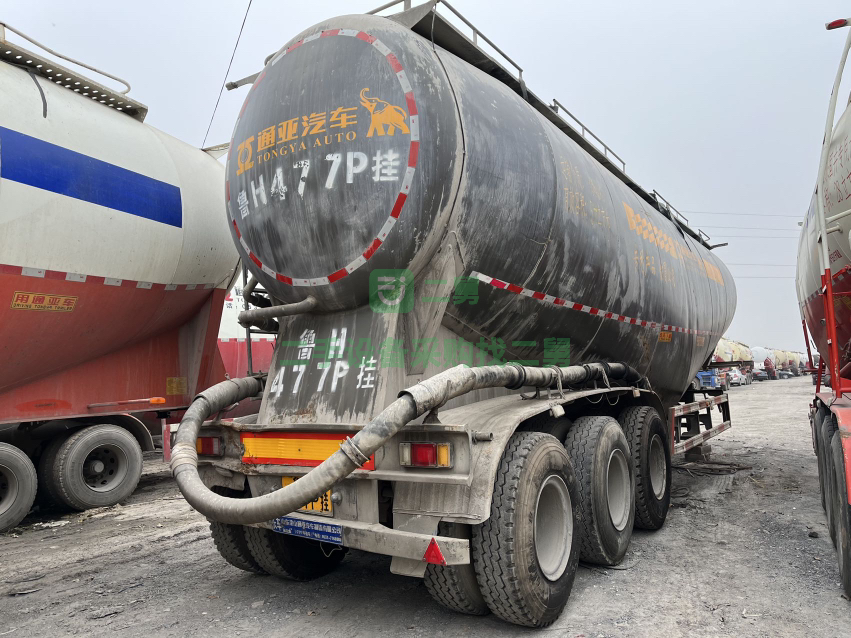 出售18年通亞55方散裝水泥罐車，手續齊全，包提檔過戶，主車驅力