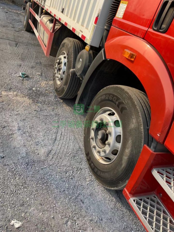 出售解放J6P前四后四320馬力9.6米牽引車