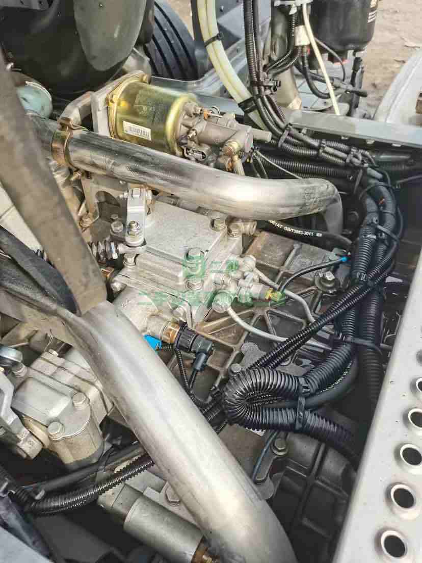 出售21年汕德卡540馬力帶液緩雙驅輕體牽引車