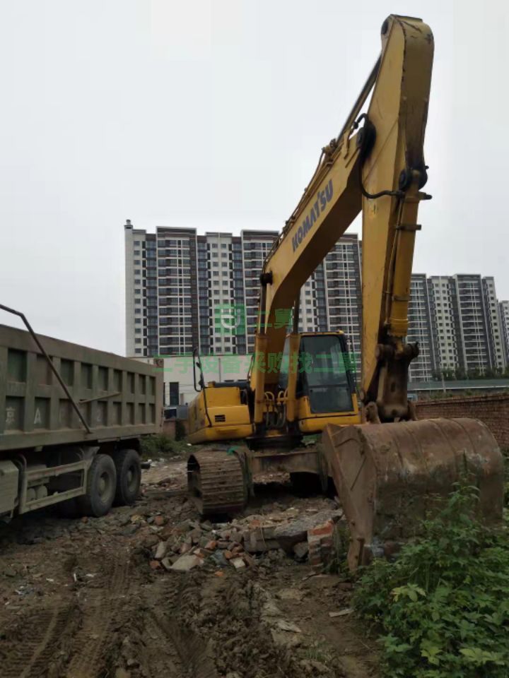 出售個人自用小松220一8M〇挖掘機