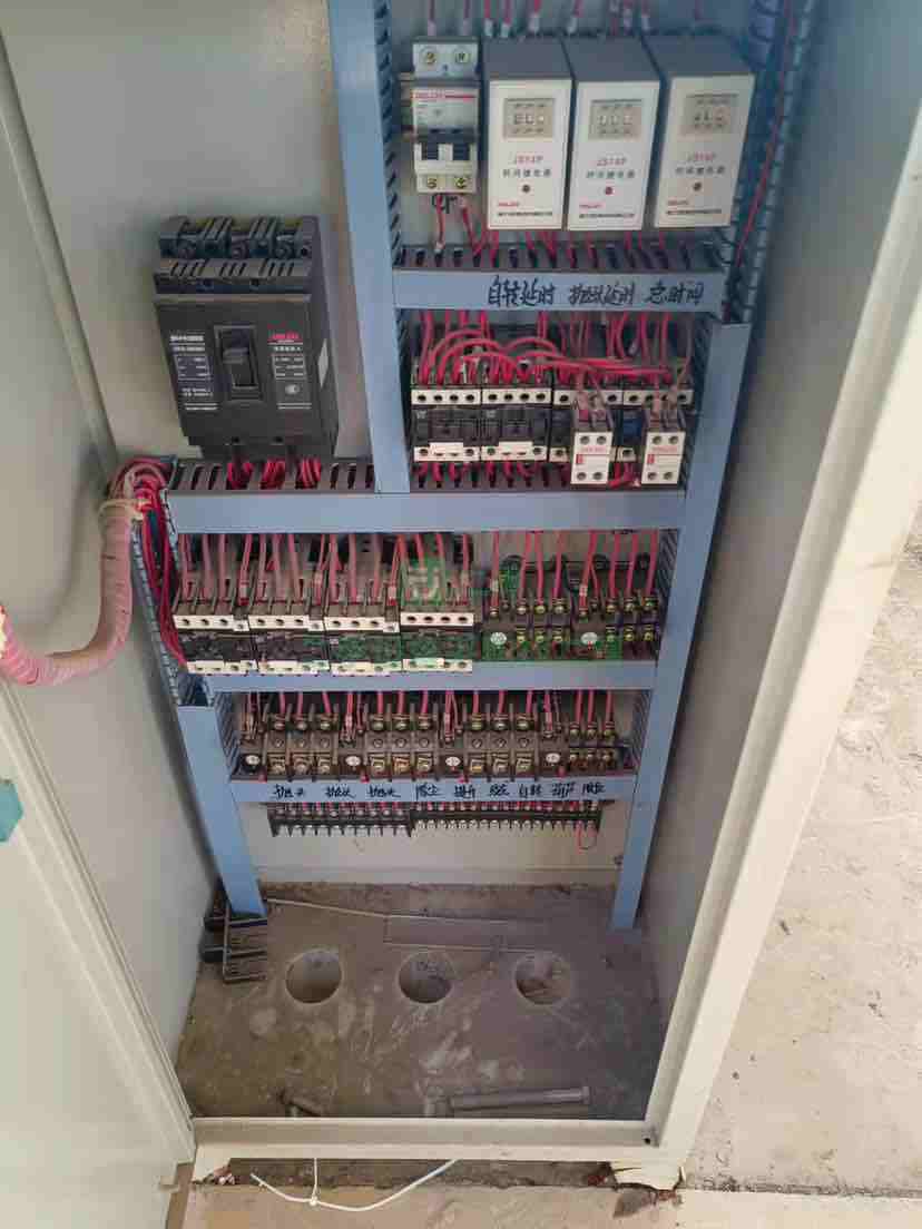 出售寬2.5米，高3米，3個11KW拋頭器，單鉤一噸拋丸機