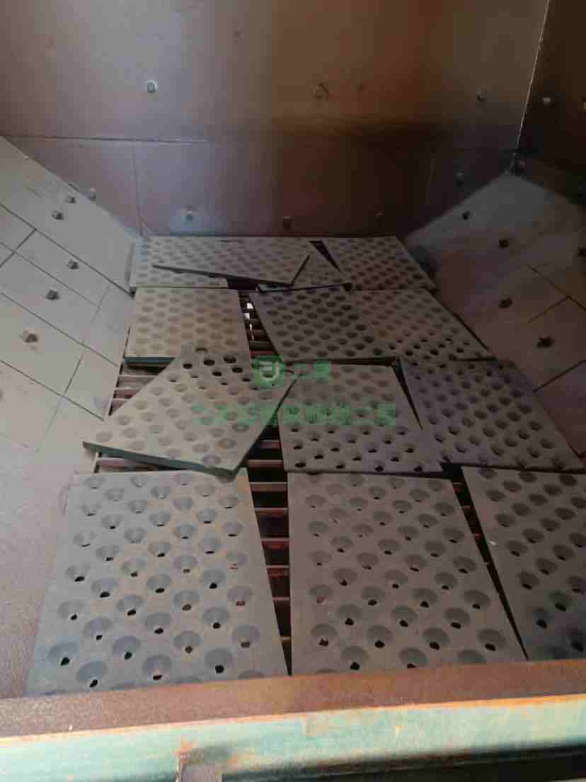 出售寬2.5米，高3米，3個11KW拋頭器，單鉤一噸拋丸機