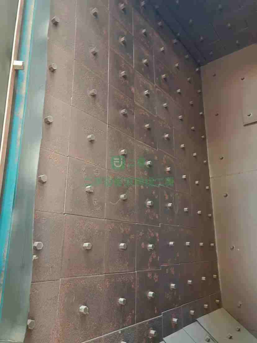 出售寬2.5米，高3米，3個11KW拋頭器，單鉤一噸拋丸機