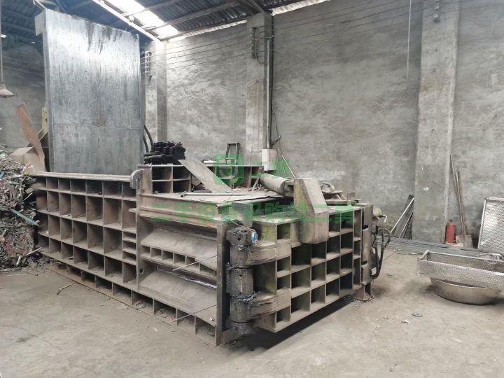 出售300噸廣州科上邊老虎機，料箱2米5×1米5