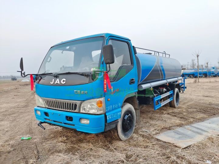 出售8噸二手奧鈴灑水車