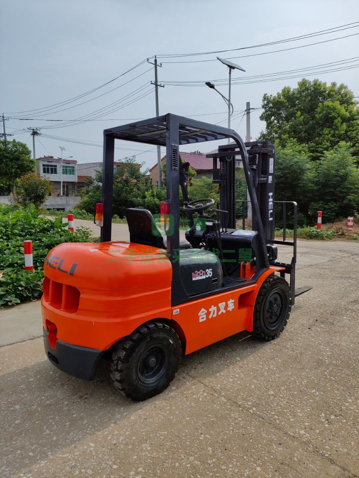 出售二手叉車噸位齊全，價格優(yōu)惠質(zhì)保一年全國送貨上門
