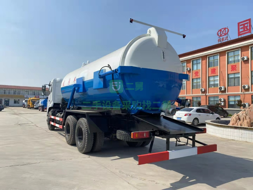 出租東風華神T5后八輪—吸污車