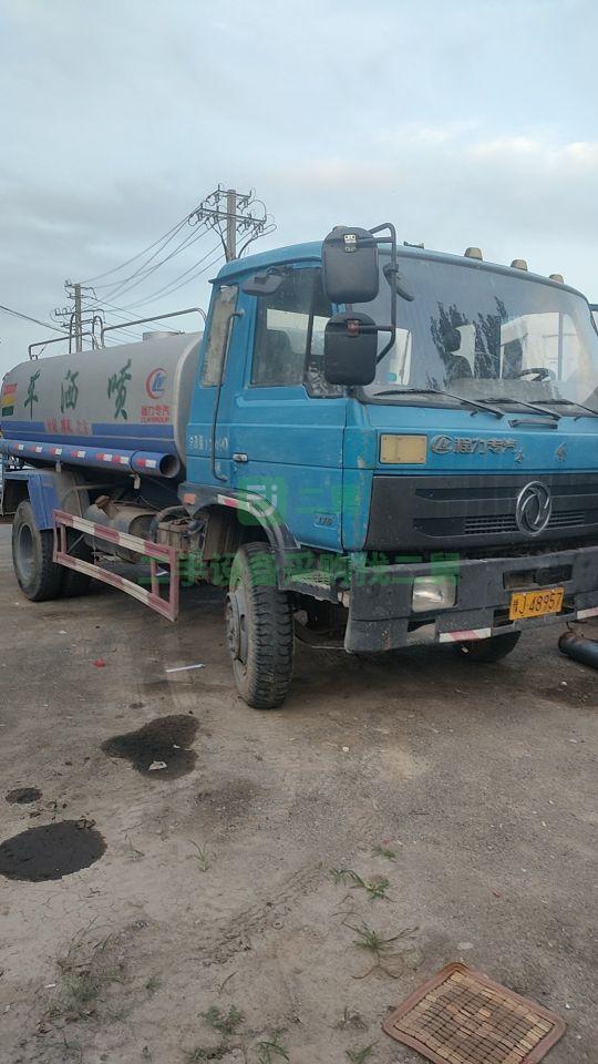 出租東風(fēng)153灑水車。