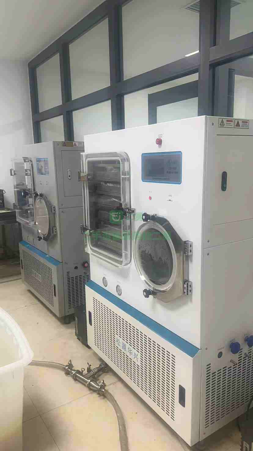 出售22年1平方藥用凍干機二臺 22年全新0.5噸二級反滲透純水機一臺 全新不銹鋼1米振動篩二臺